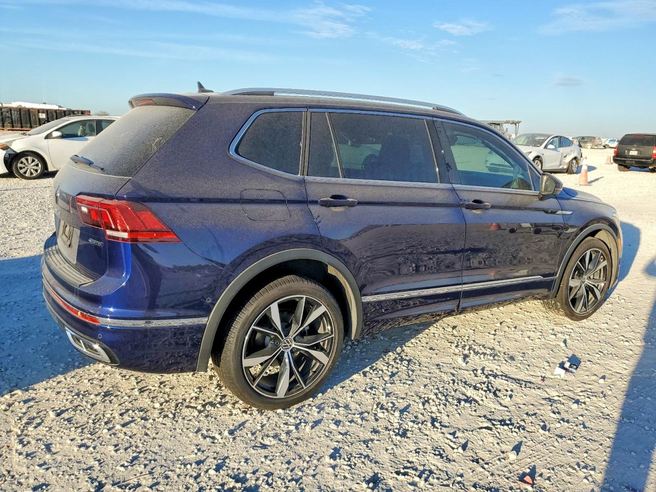 2024 VOLKSWAGEN TIGUAN SEL R-LINE BLACK photo 3