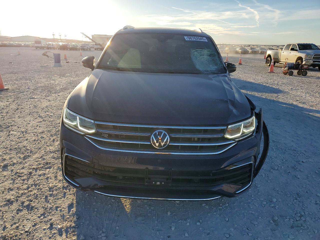 2024 VOLKSWAGEN TIGUAN SEL R-LINE BLACK photo 5