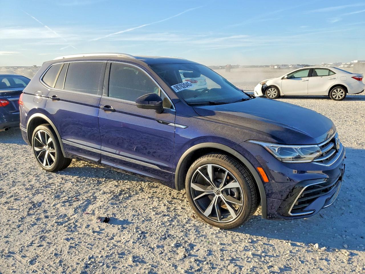2024 VOLKSWAGEN TIGUAN SEL R-LINE BLACK photo 4