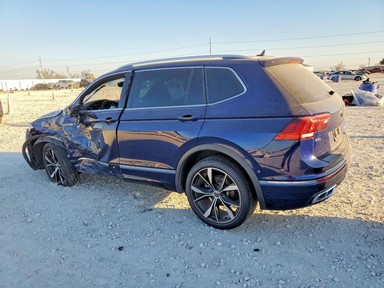2024 VOLKSWAGEN TIGUAN SEL R-LINE BLACK photo 2