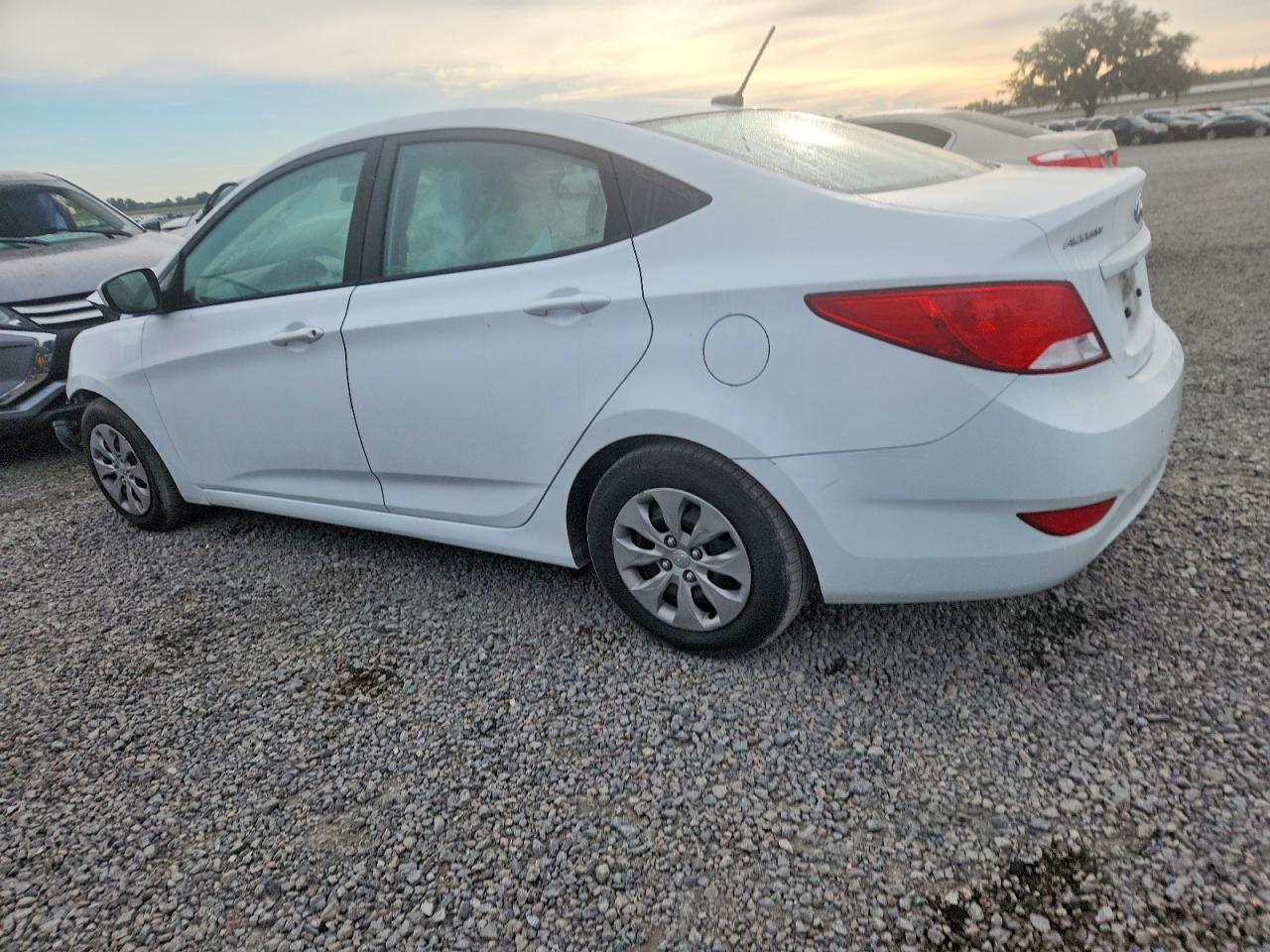 2017 HYUNDAI ACCENT SE photo 2