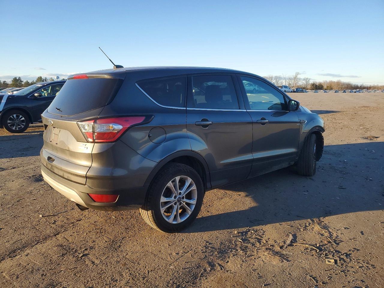 2017 FORD ESCAPE SE photo 3