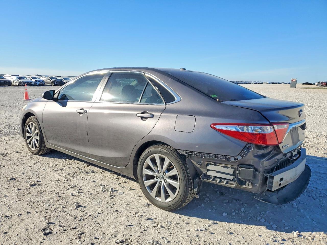2017 TOYOTA CAMRY LE photo 4