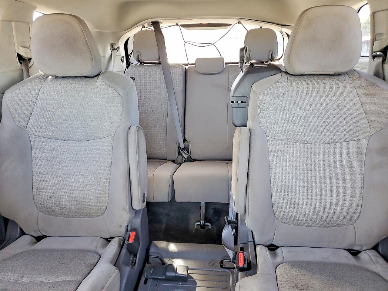2021 TOYOTA SIENNA LE photo 10