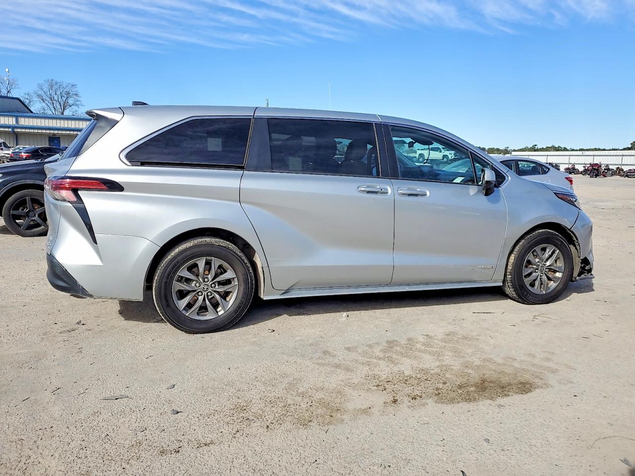 2021 TOYOTA SIENNA LE photo 3