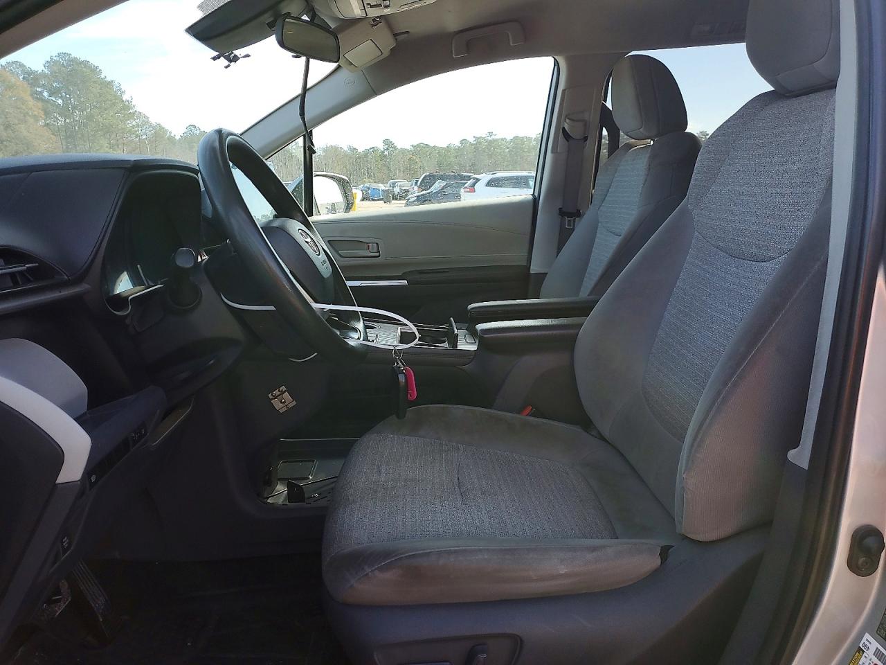 2021 TOYOTA SIENNA LE photo 7