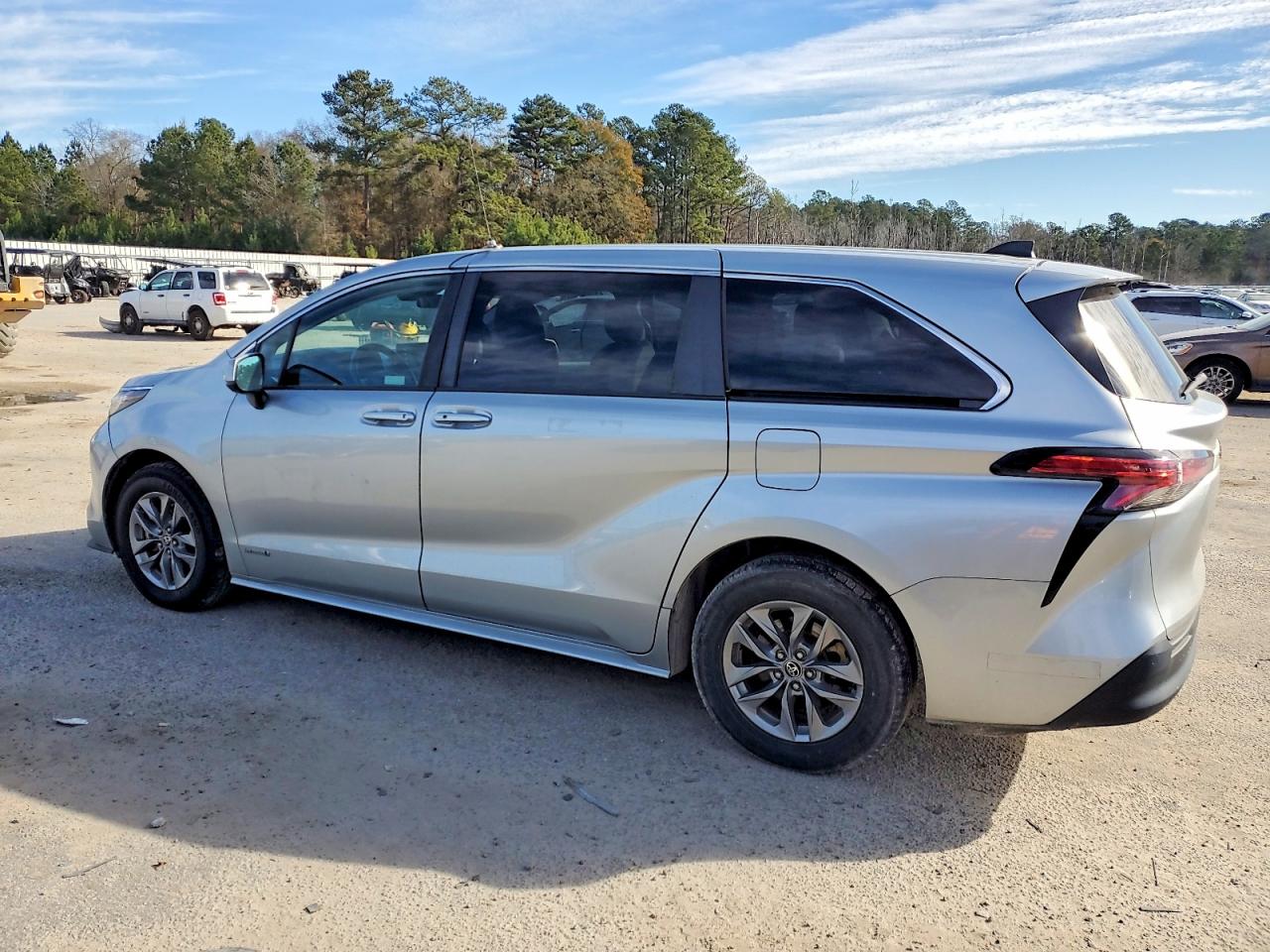 2021 TOYOTA SIENNA LE photo 2