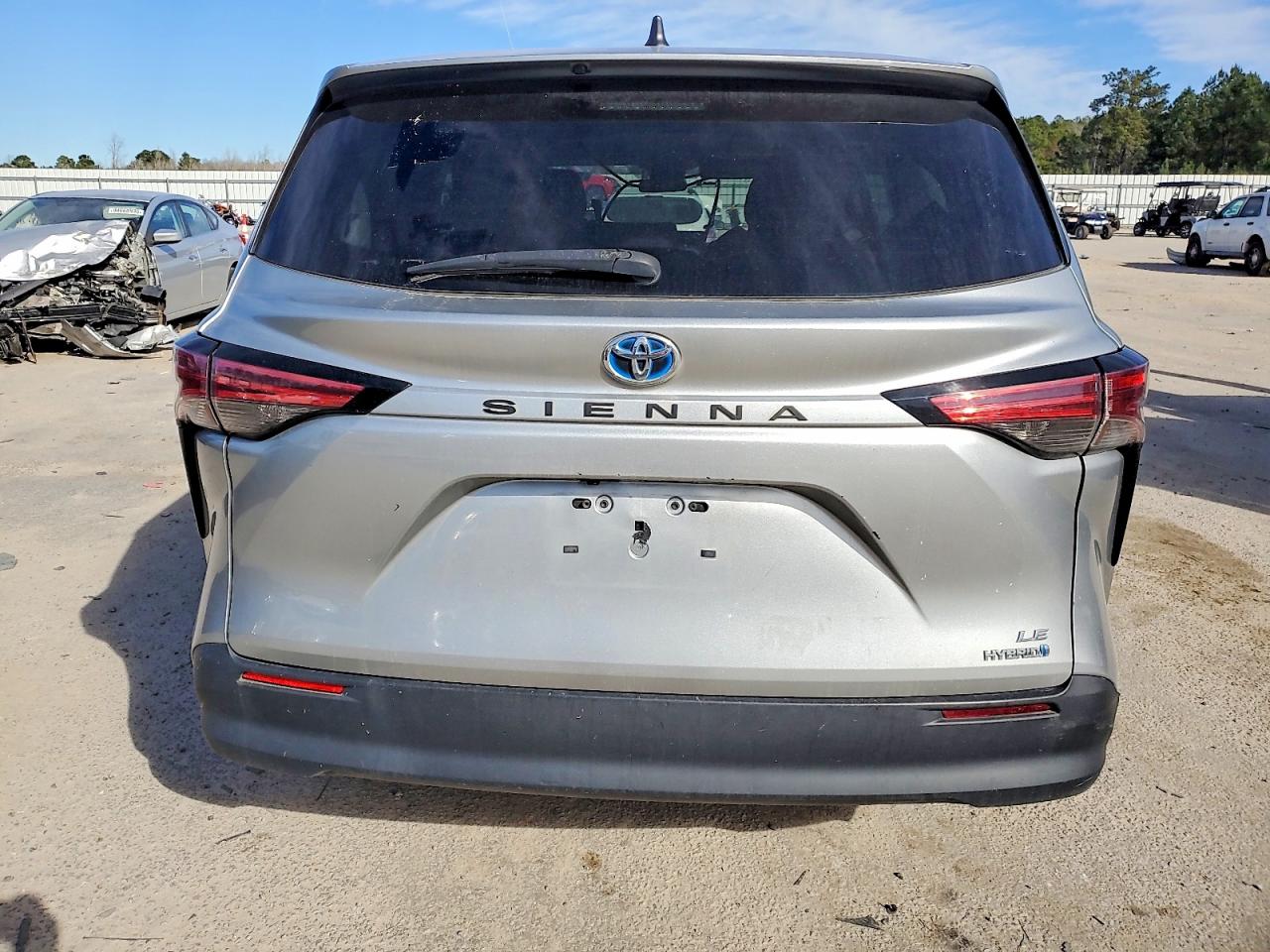 2021 TOYOTA SIENNA LE photo 6