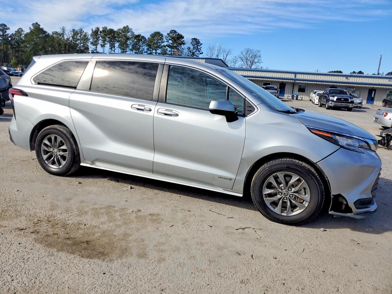 2021 TOYOTA SIENNA LE photo 4