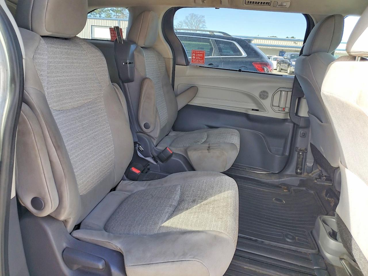 2021 TOYOTA SIENNA LE photo 11
