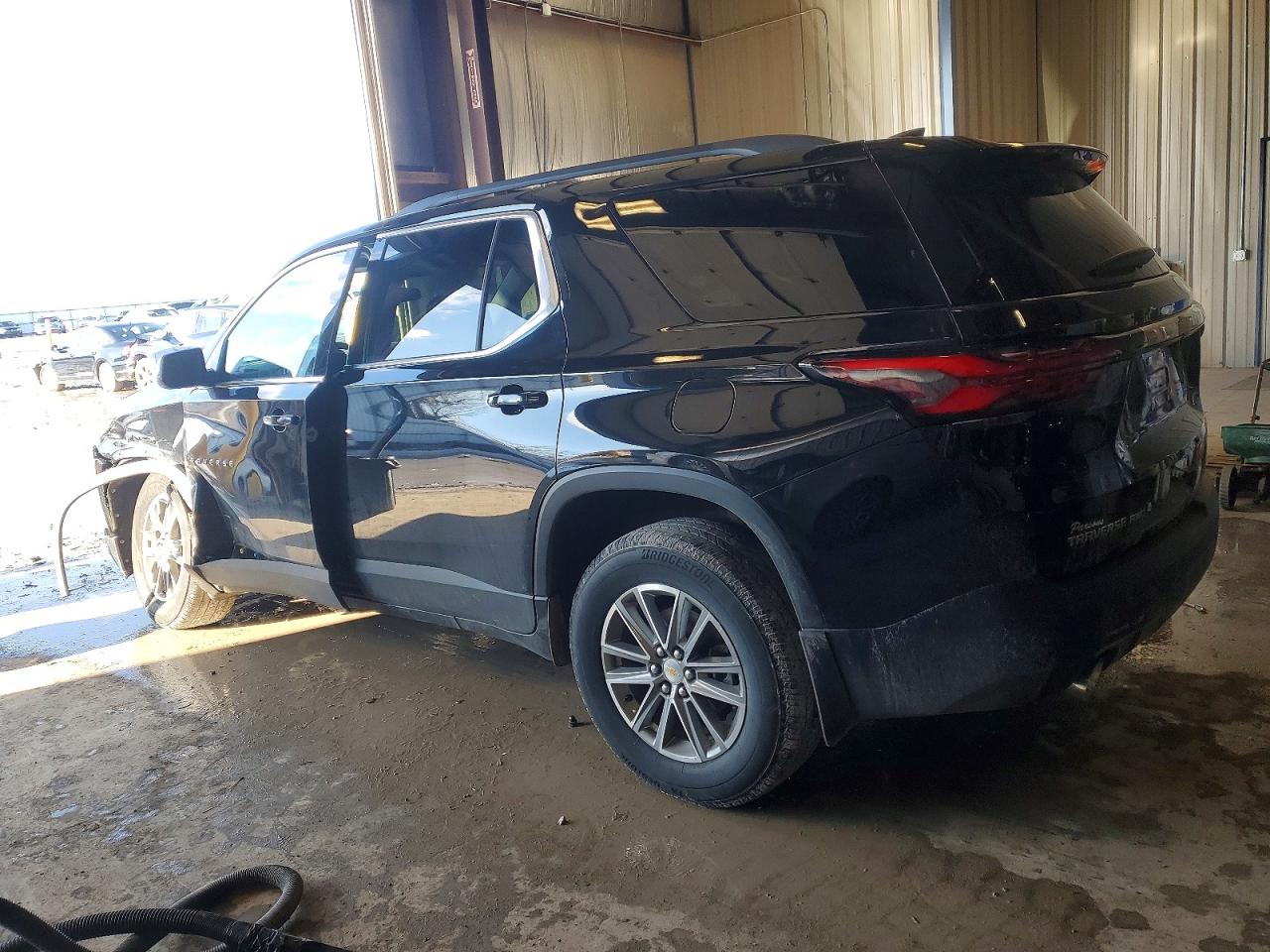 2023 CHEVROLET TRAVERSE LT photo 2