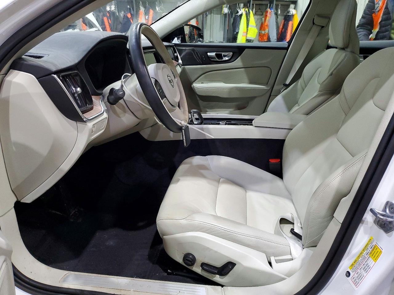 2022 VOLVO S60 B5 MOMENTUM photo 13