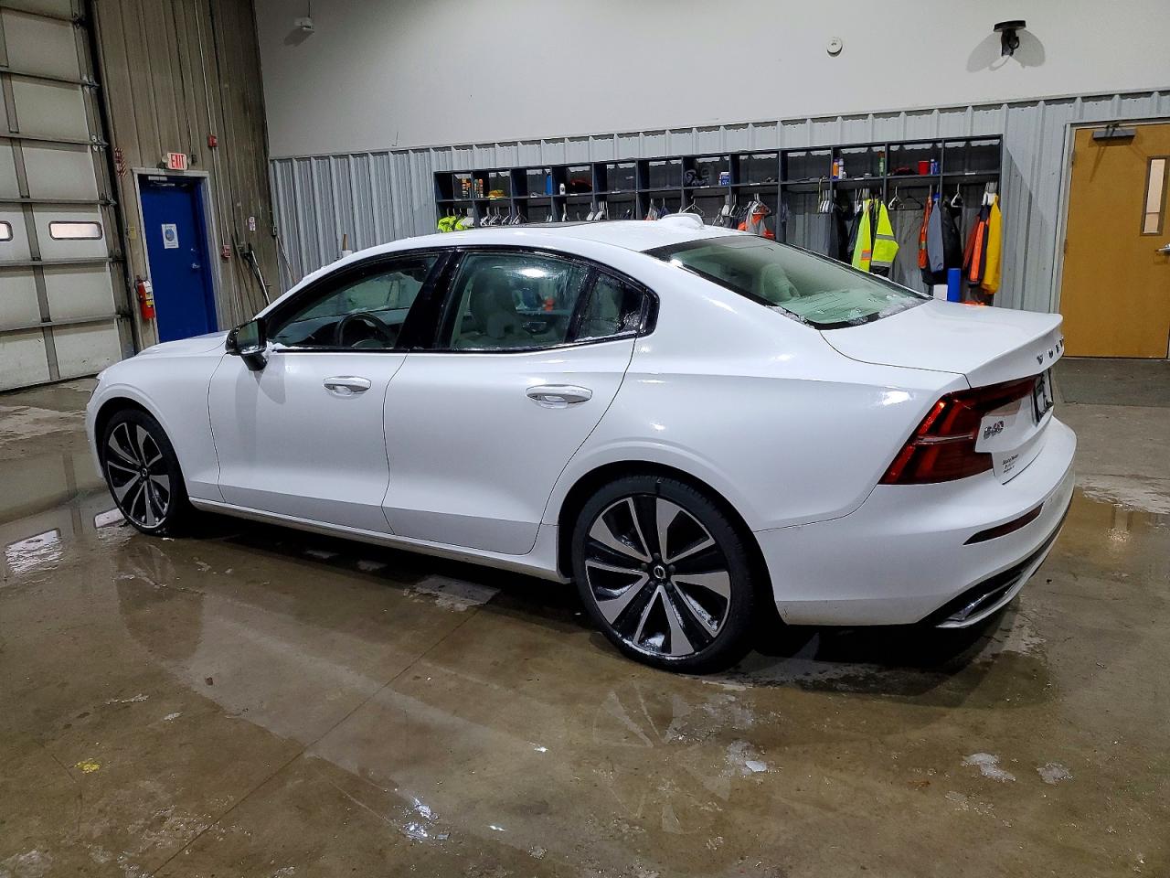 2022 VOLVO S60 B5 MOMENTUM photo 3