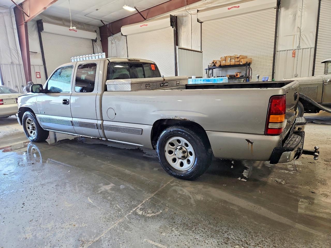 2002 CHEVROLET SILVERADO C1500 photo 2