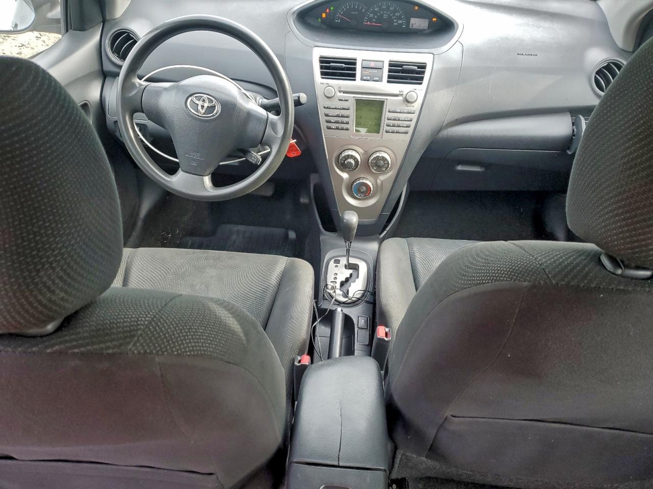 2010 TOYOTA YARIS photo 15