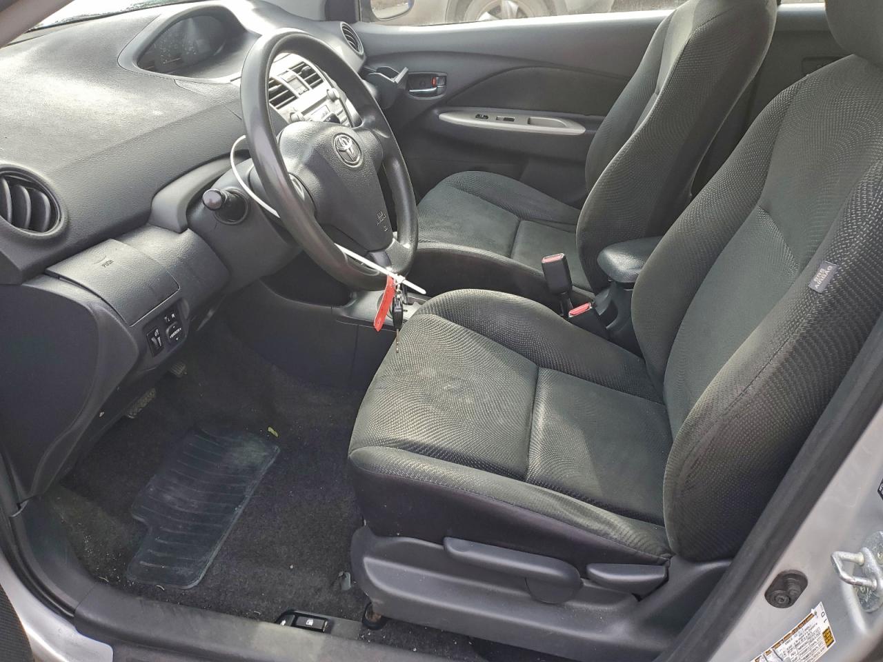 2010 TOYOTA YARIS photo 13