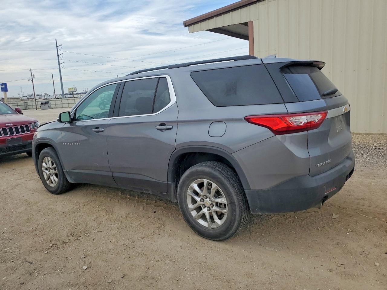 2019 CHEVROLET TRAVERSE LT photo 2