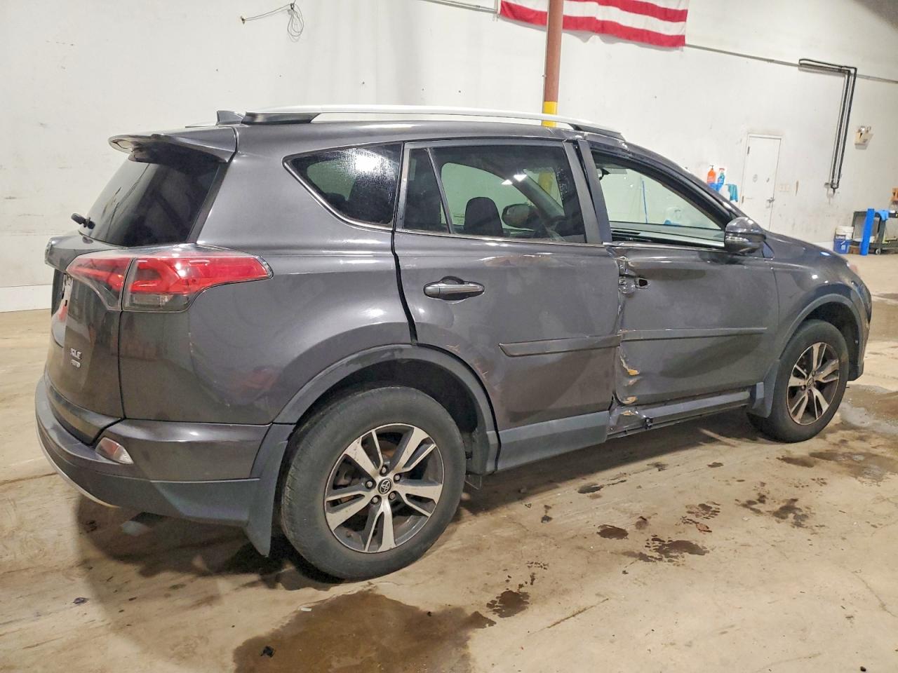 2016 TOYOTA RAV4 XLE photo 3