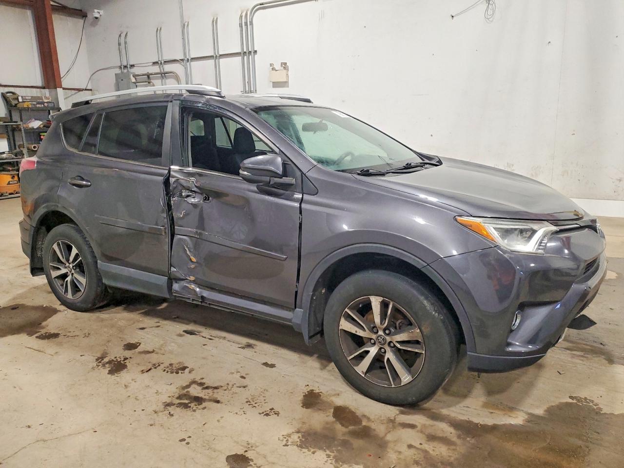 2016 TOYOTA RAV4 XLE photo 4