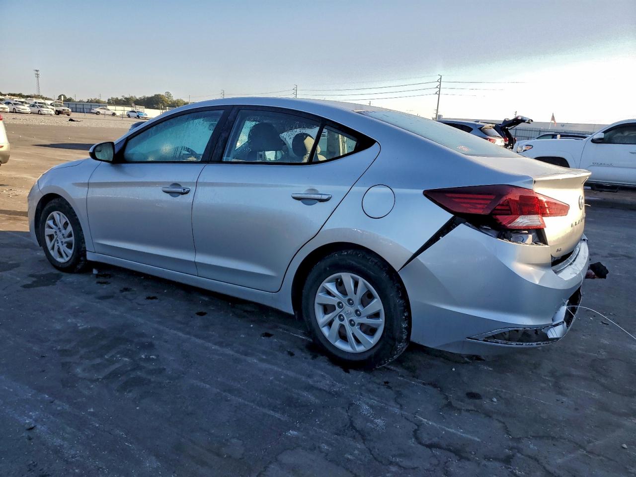 2019 HYUNDAI ELANTRA SE photo 4