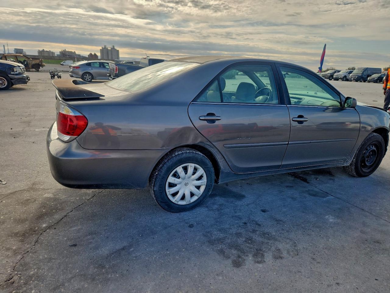 2005 TOYOTA CAMRY LE photo 3
