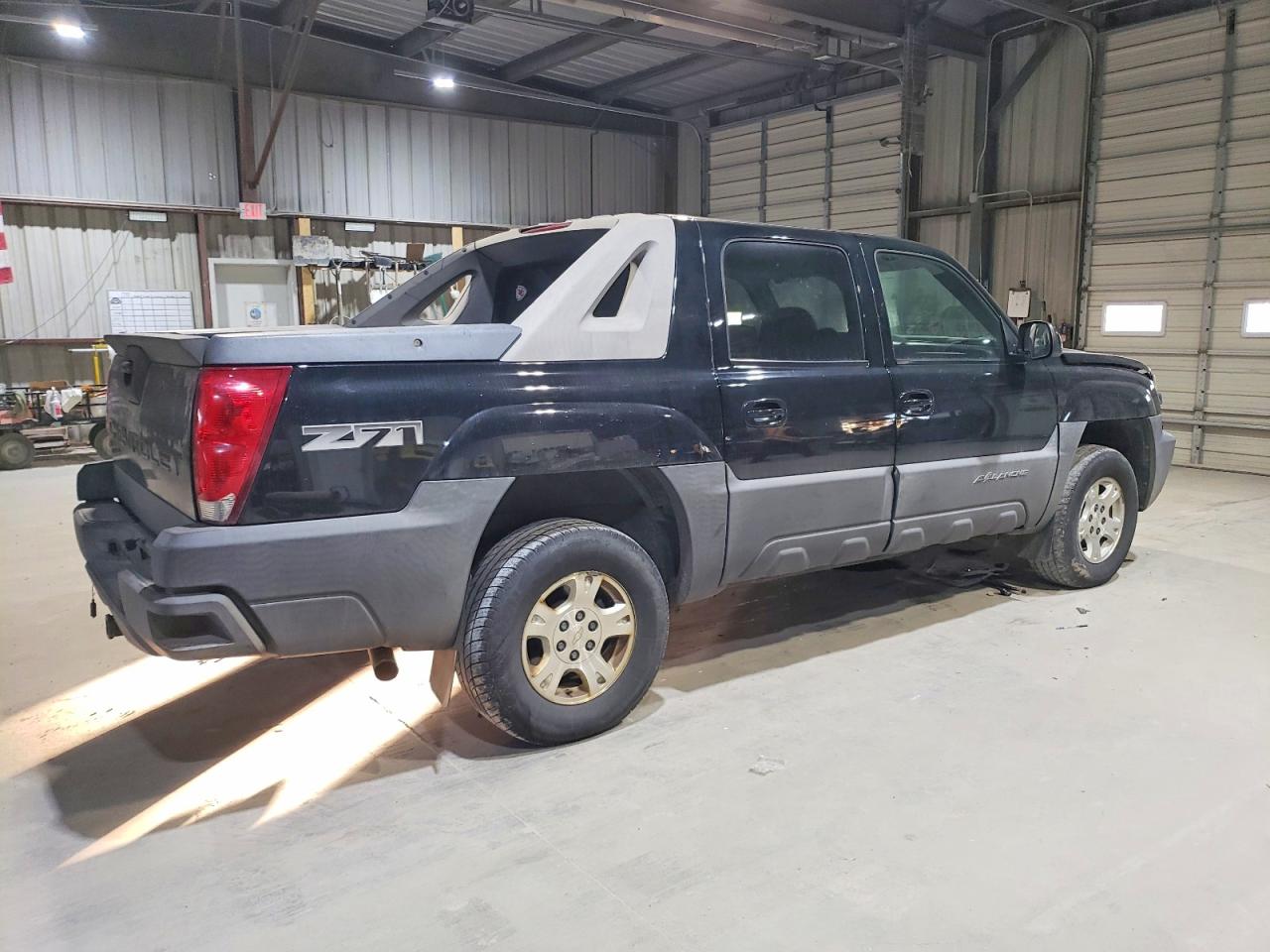 2004 CHEVROLET AVALANCHE K1500 photo 3