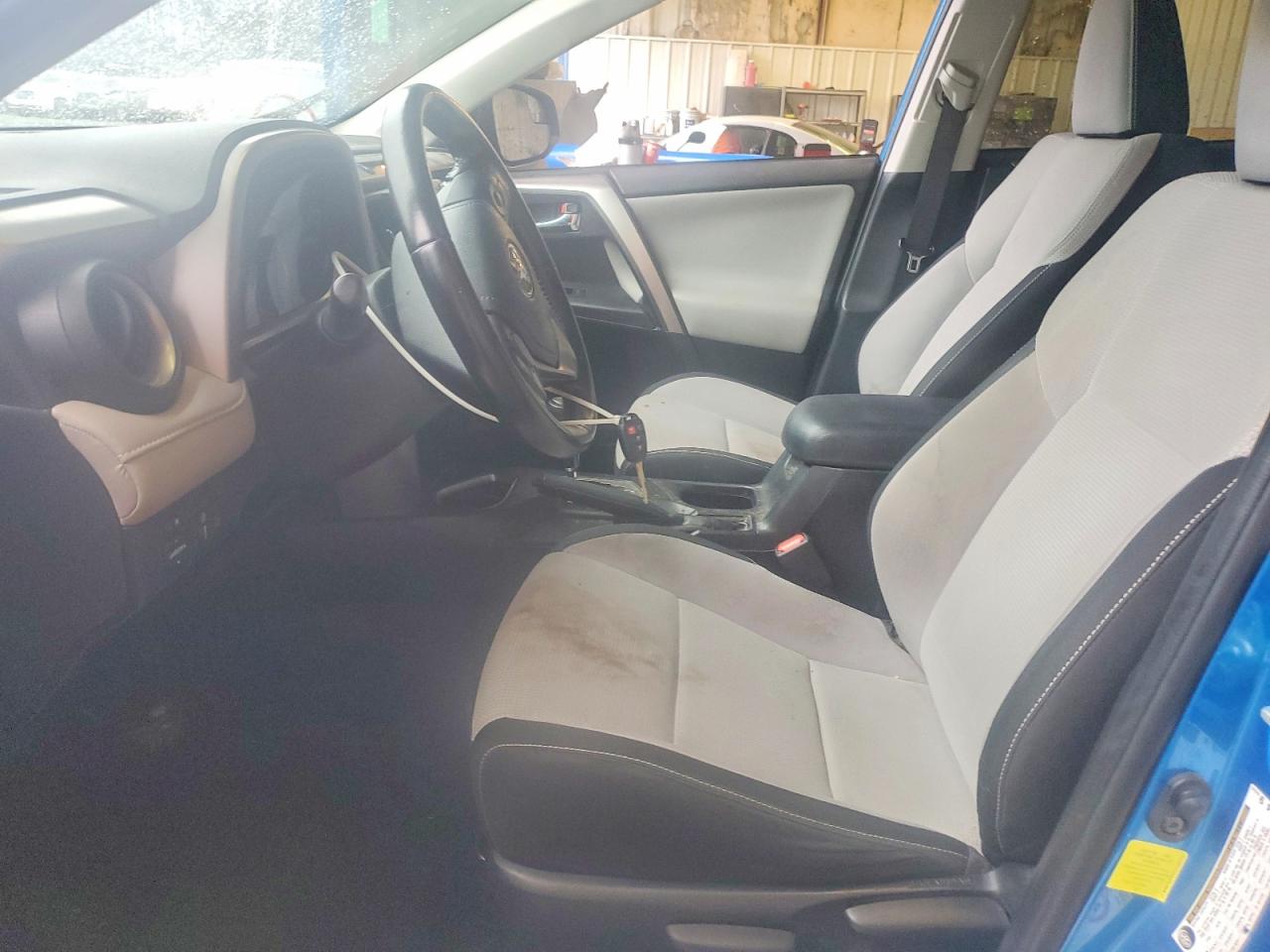 2017 TOYOTA RAV4 XLE photo 7
