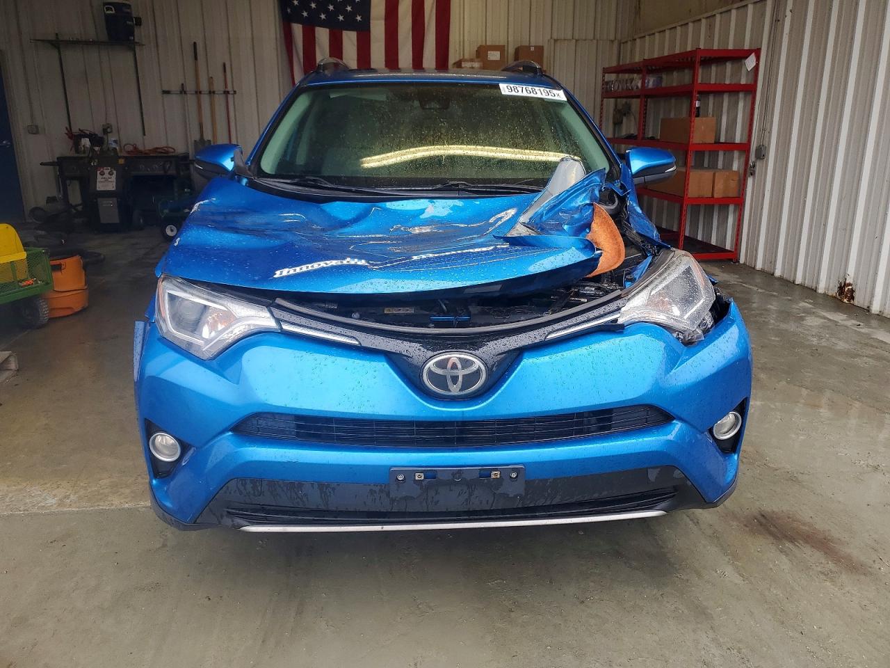 2017 TOYOTA RAV4 XLE photo 5