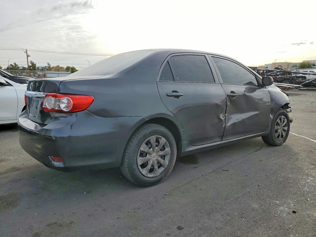 2013 TOYOTA COROLLA photo 3