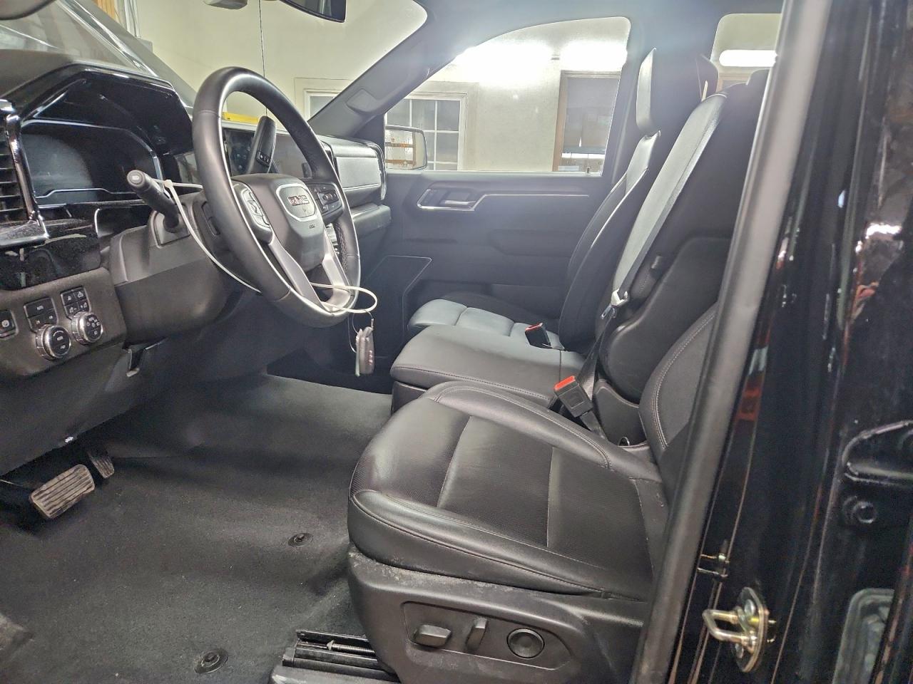 2025 GMC SIERRA K1500 SLT photo 7