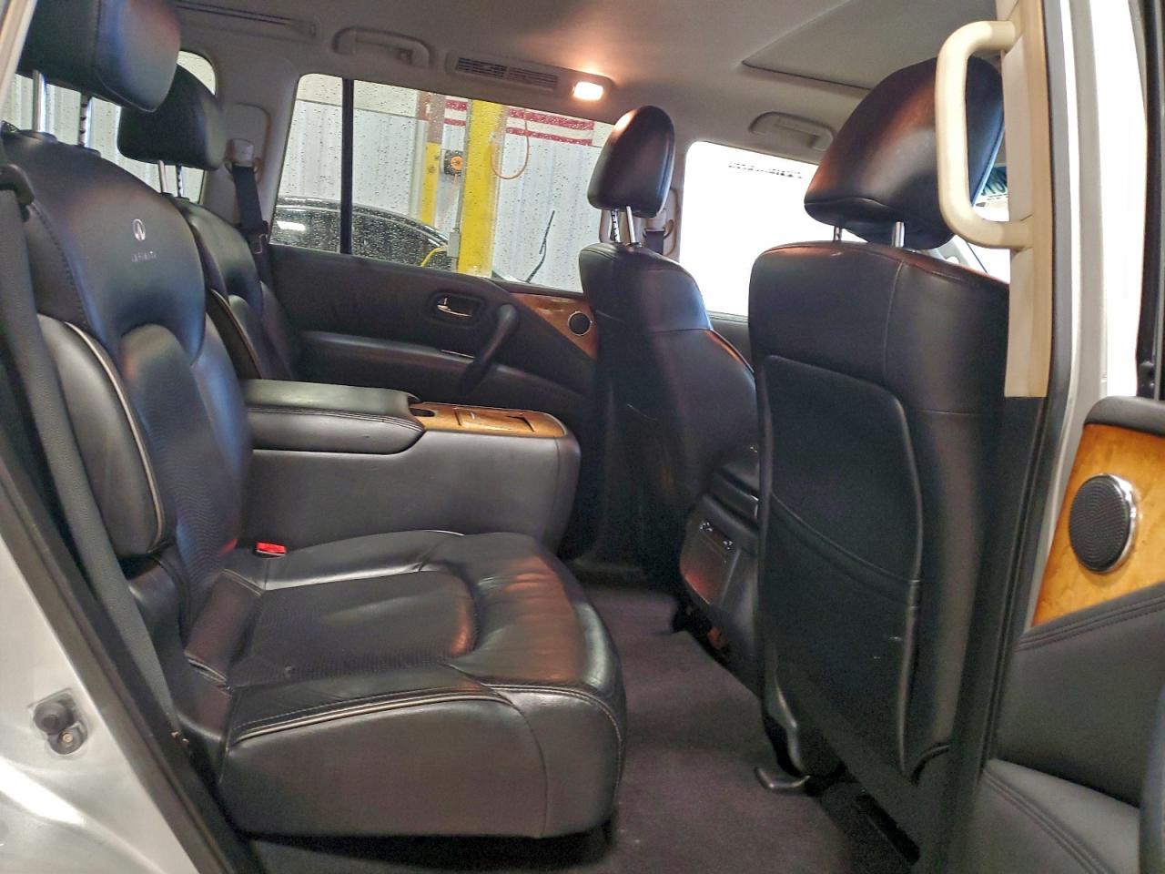 2011 INFINITI QX56 photo 11