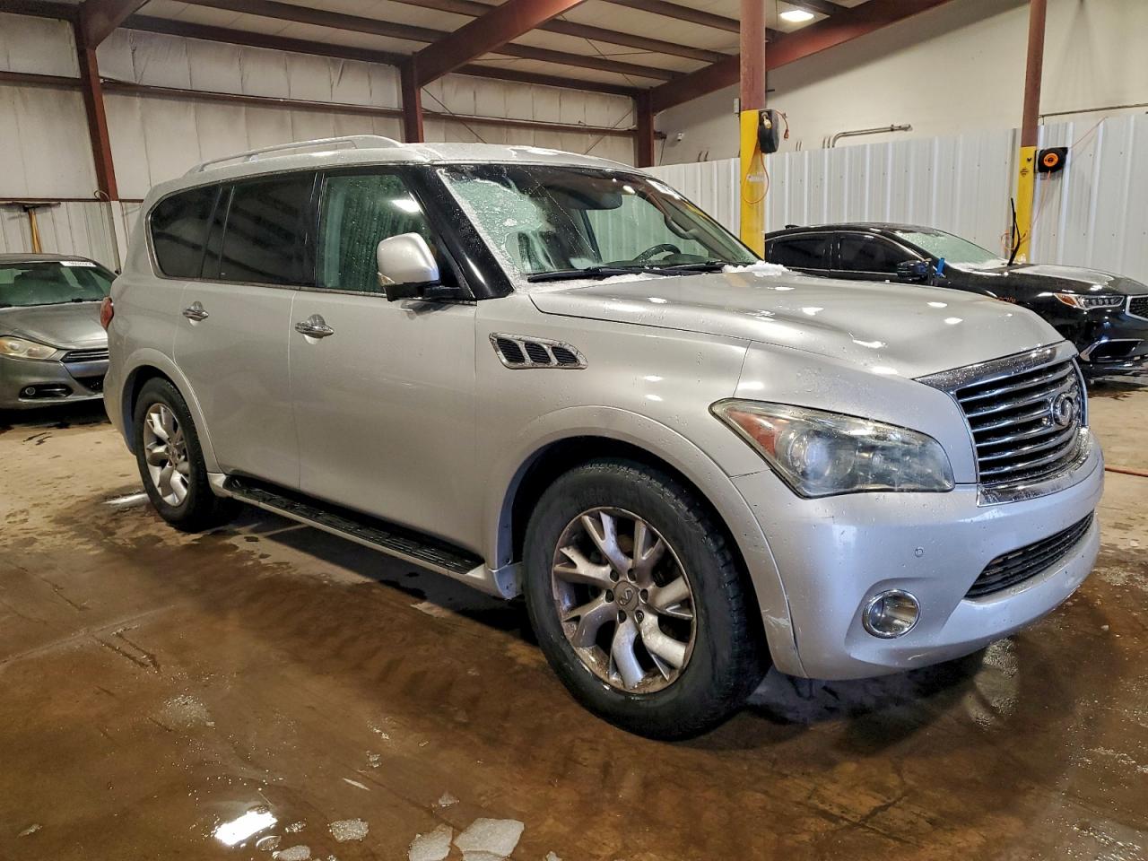 2011 INFINITI QX56 photo 4