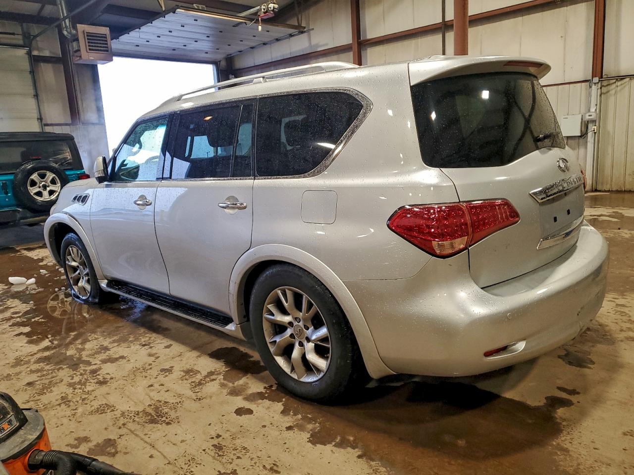2011 INFINITI QX56 photo 2
