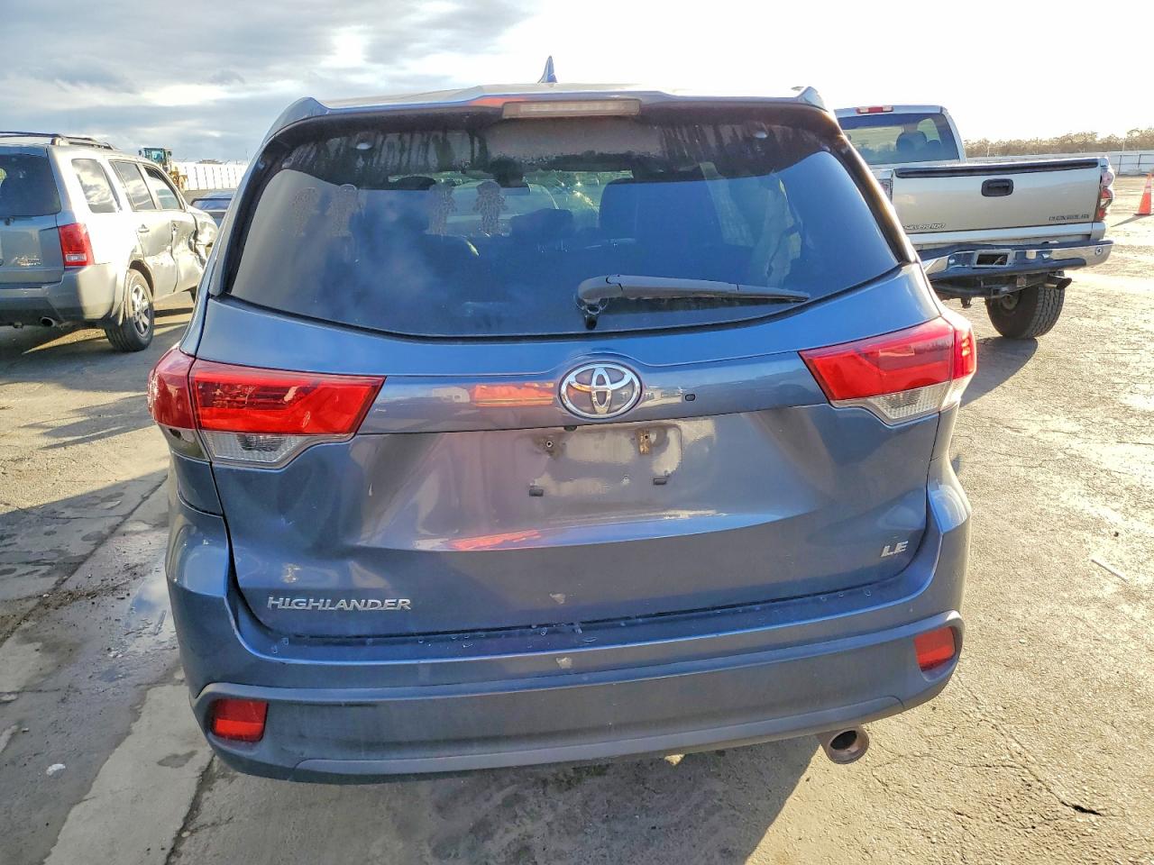 2019 TOYOTA HIGHLANDER LE photo 6