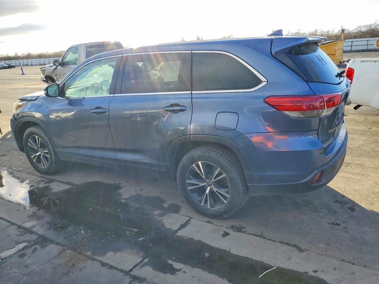 2019 TOYOTA HIGHLANDER LE photo 2