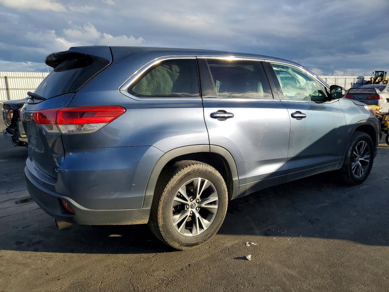 2019 TOYOTA HIGHLANDER LE photo 3