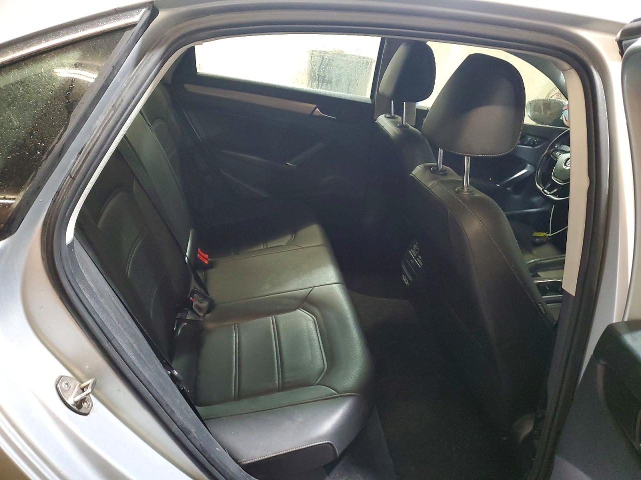 2020 VOLKSWAGEN PASSAT SE photo 10