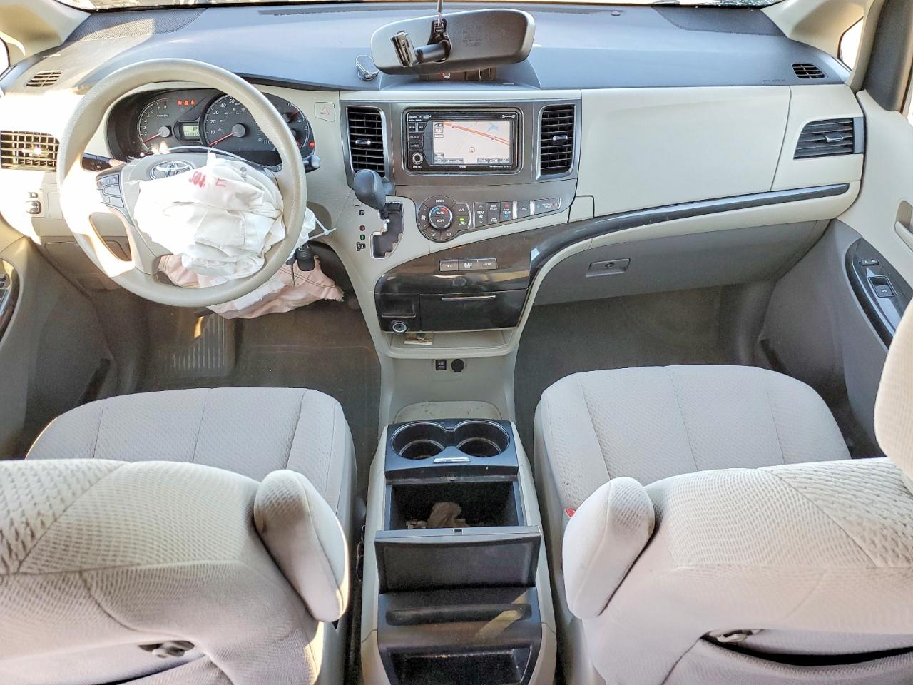 2014 TOYOTA SIENNA LE photo 8