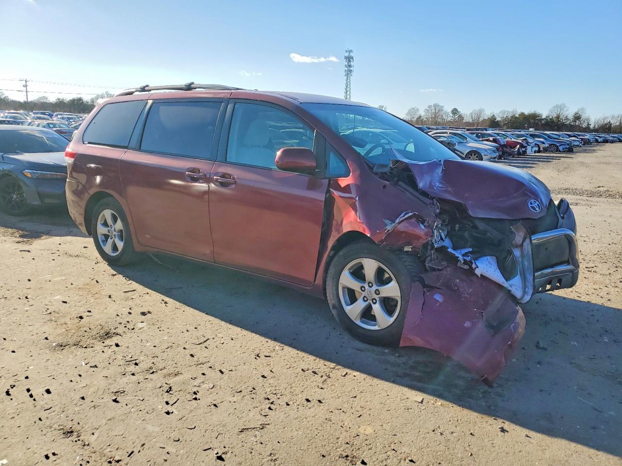 2014 TOYOTA SIENNA LE photo 4