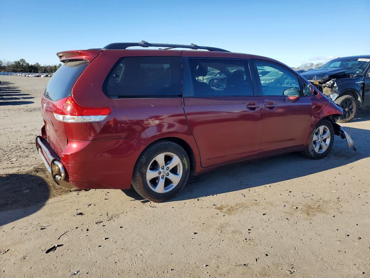 2014 TOYOTA SIENNA LE photo 3