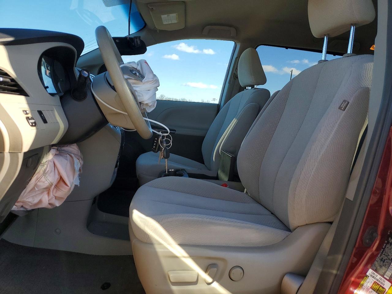 2014 TOYOTA SIENNA LE photo 7