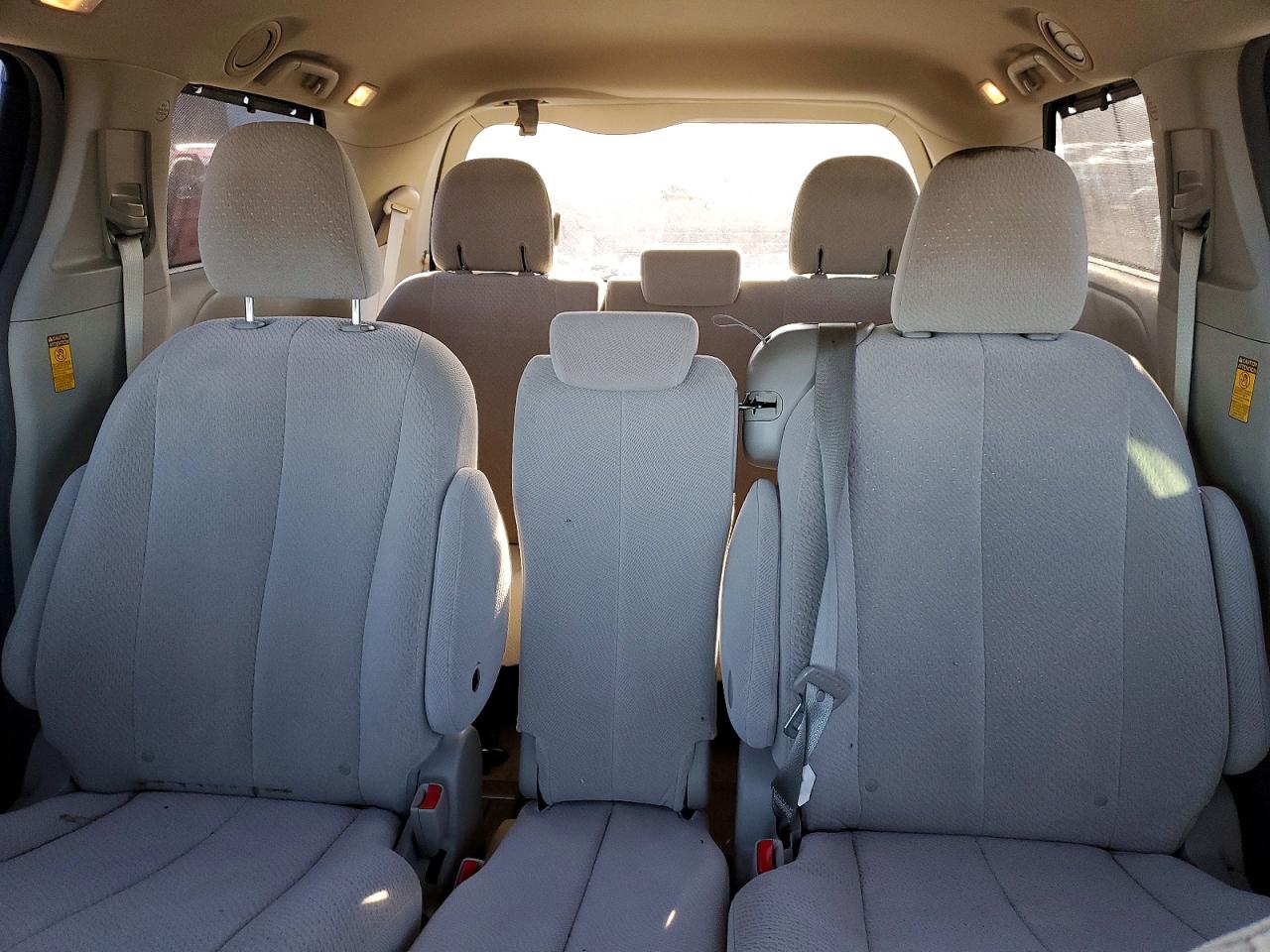 2014 TOYOTA SIENNA LE photo 10