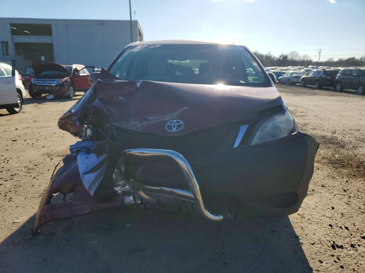 2014 TOYOTA SIENNA LE photo 5