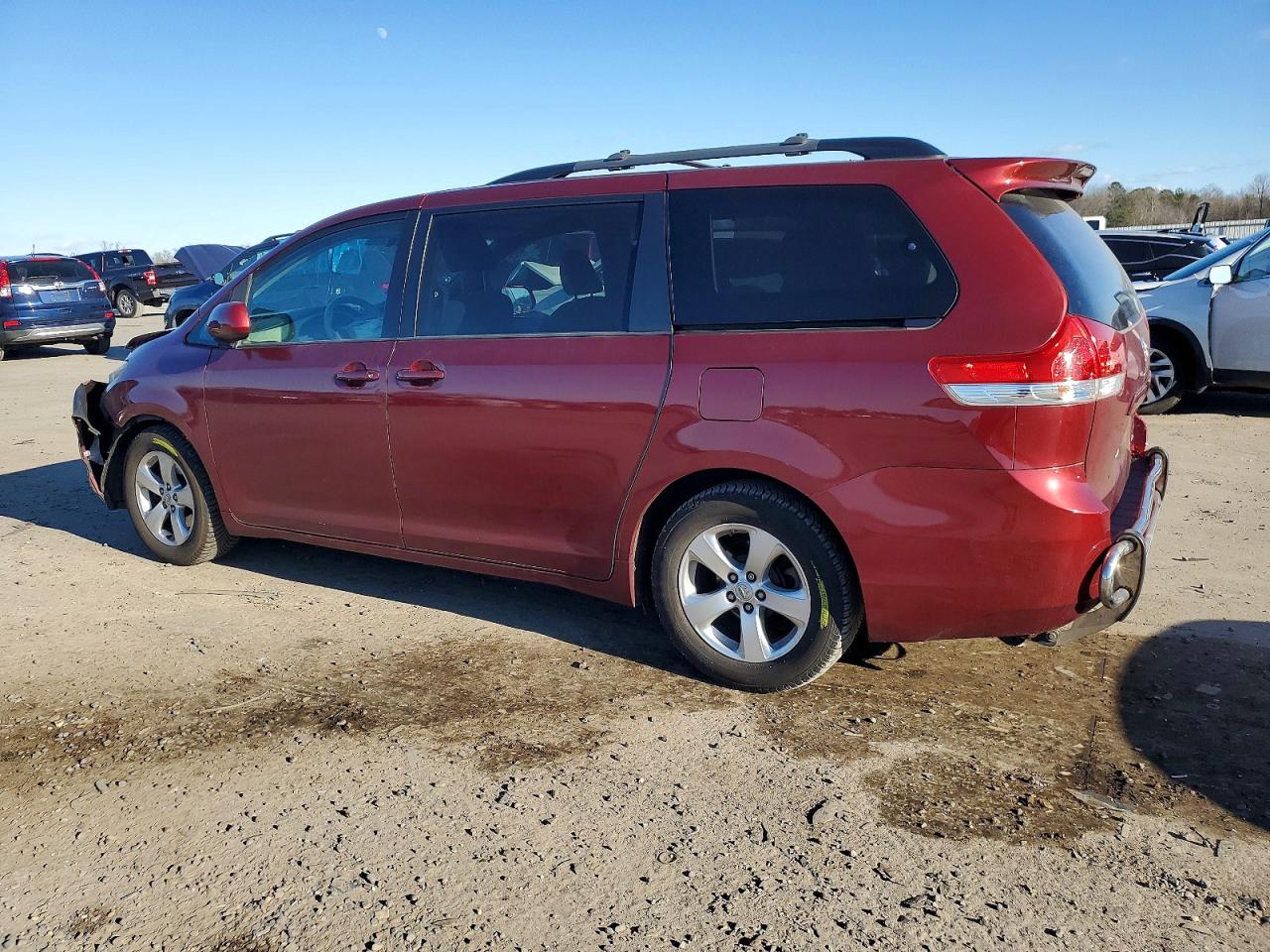 2014 TOYOTA SIENNA LE photo 2