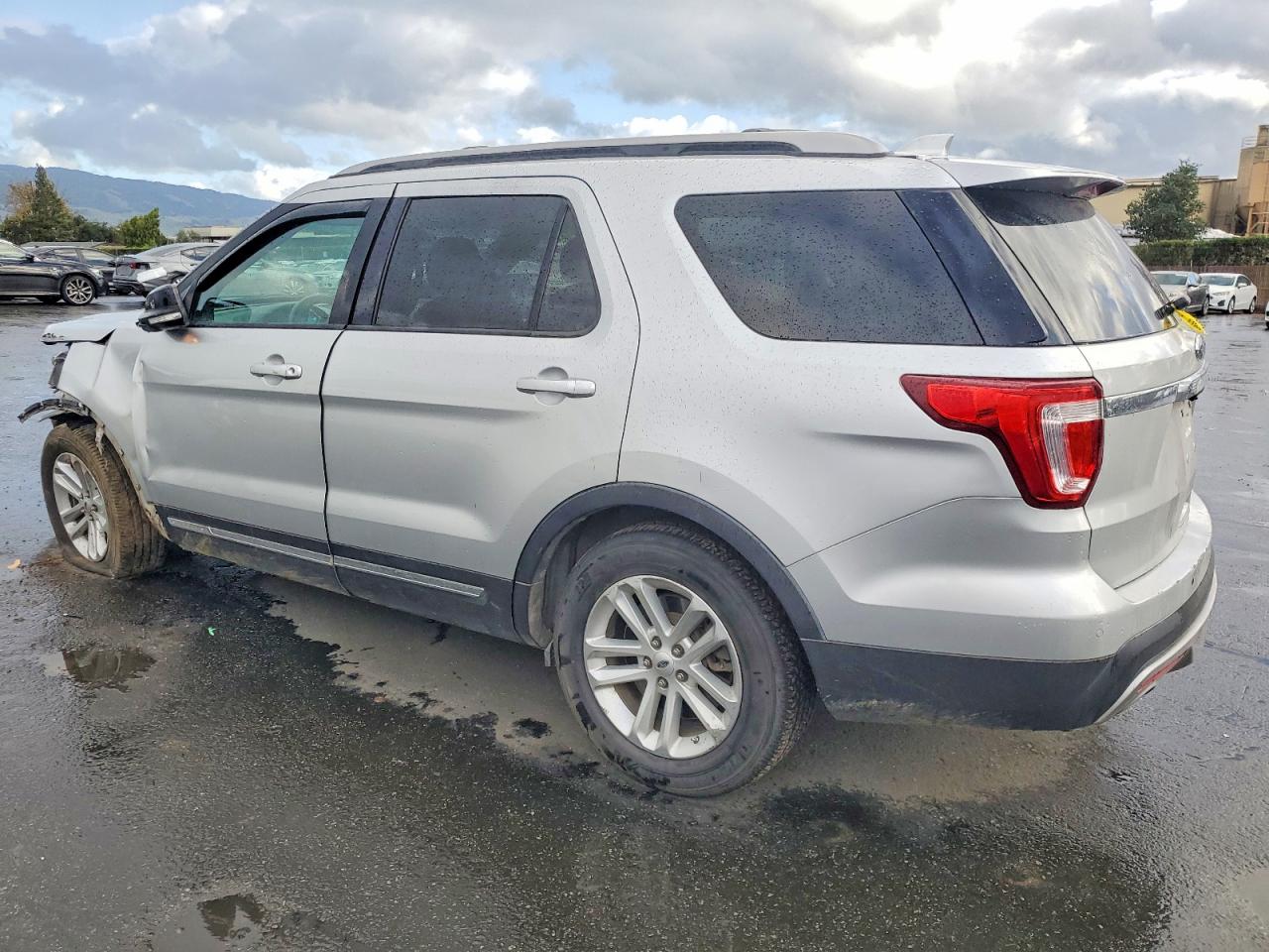 2016 FORD EXPLORER XLT photo 2