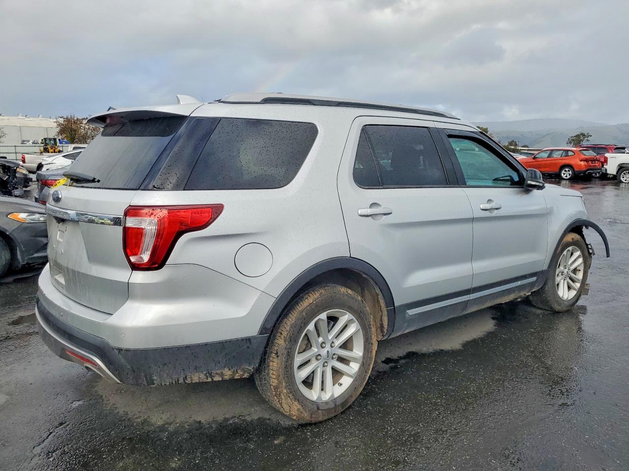 2016 FORD EXPLORER XLT photo 3