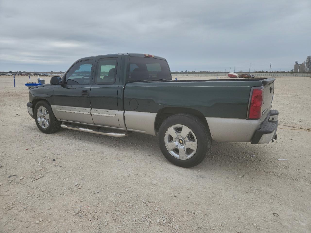 2004 CHEVROLET SILVERADO C1500 photo 2