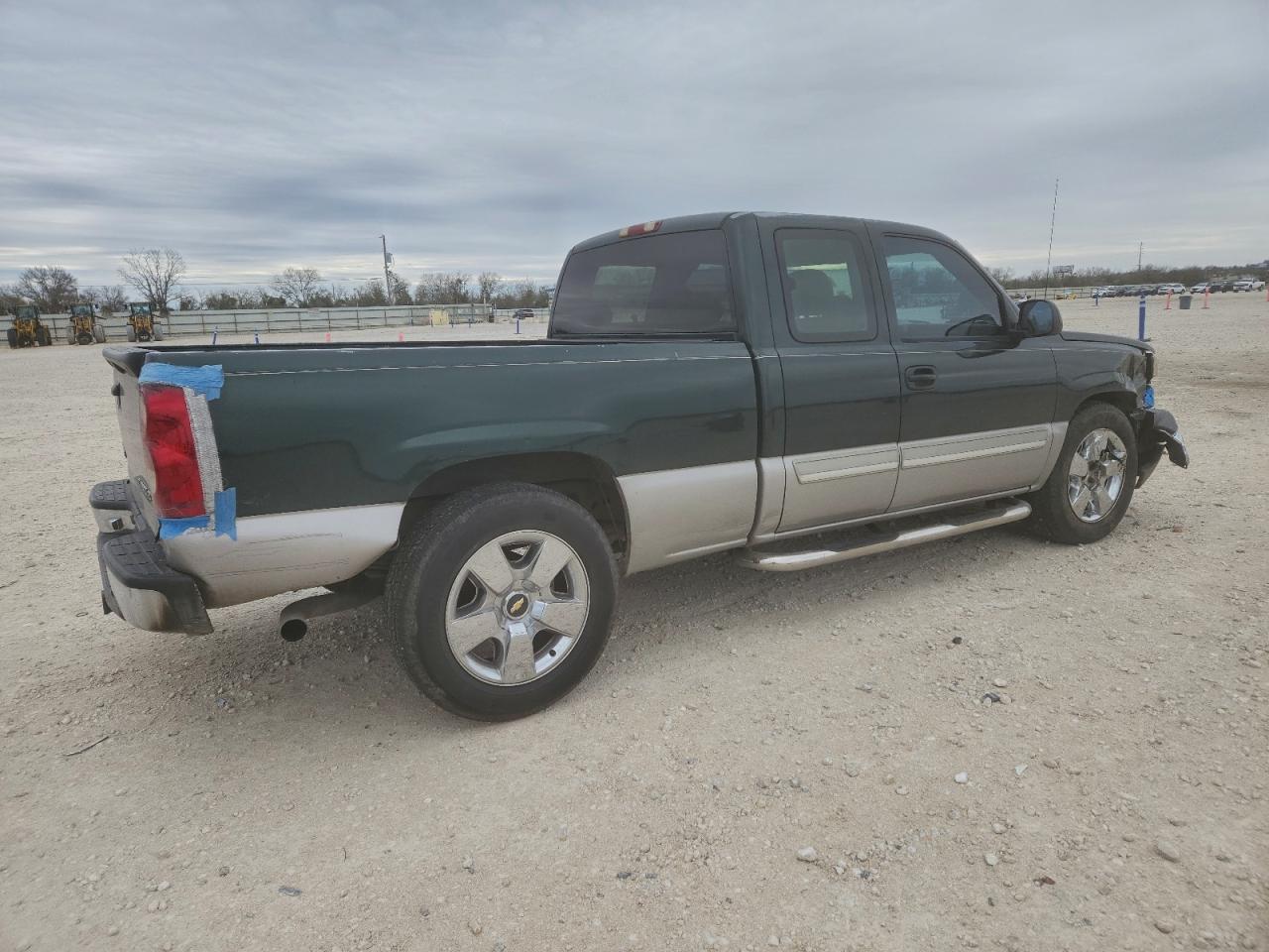 2004 CHEVROLET SILVERADO C1500 photo 3