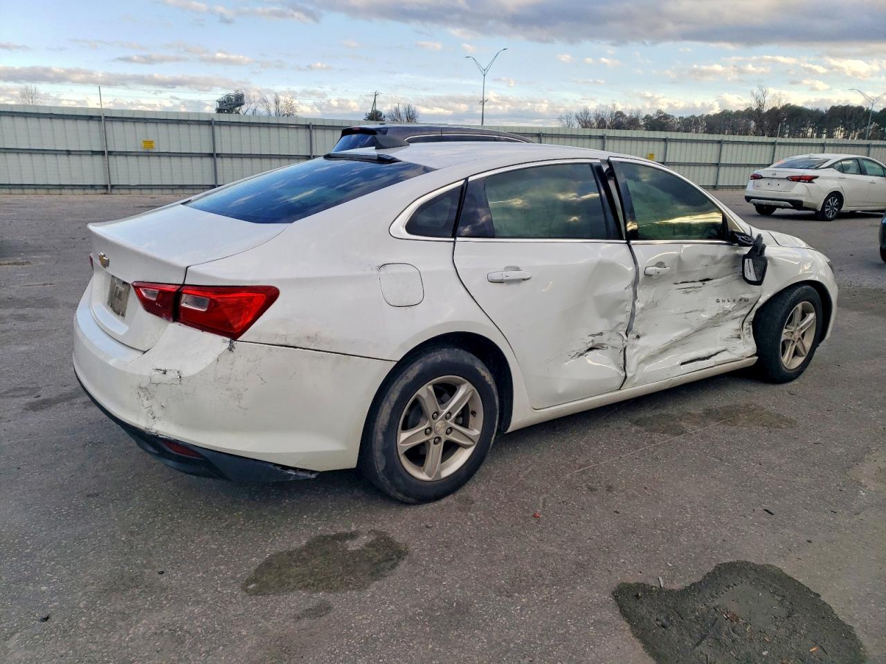 2018 CHEVROLET MALIBU LS photo 3