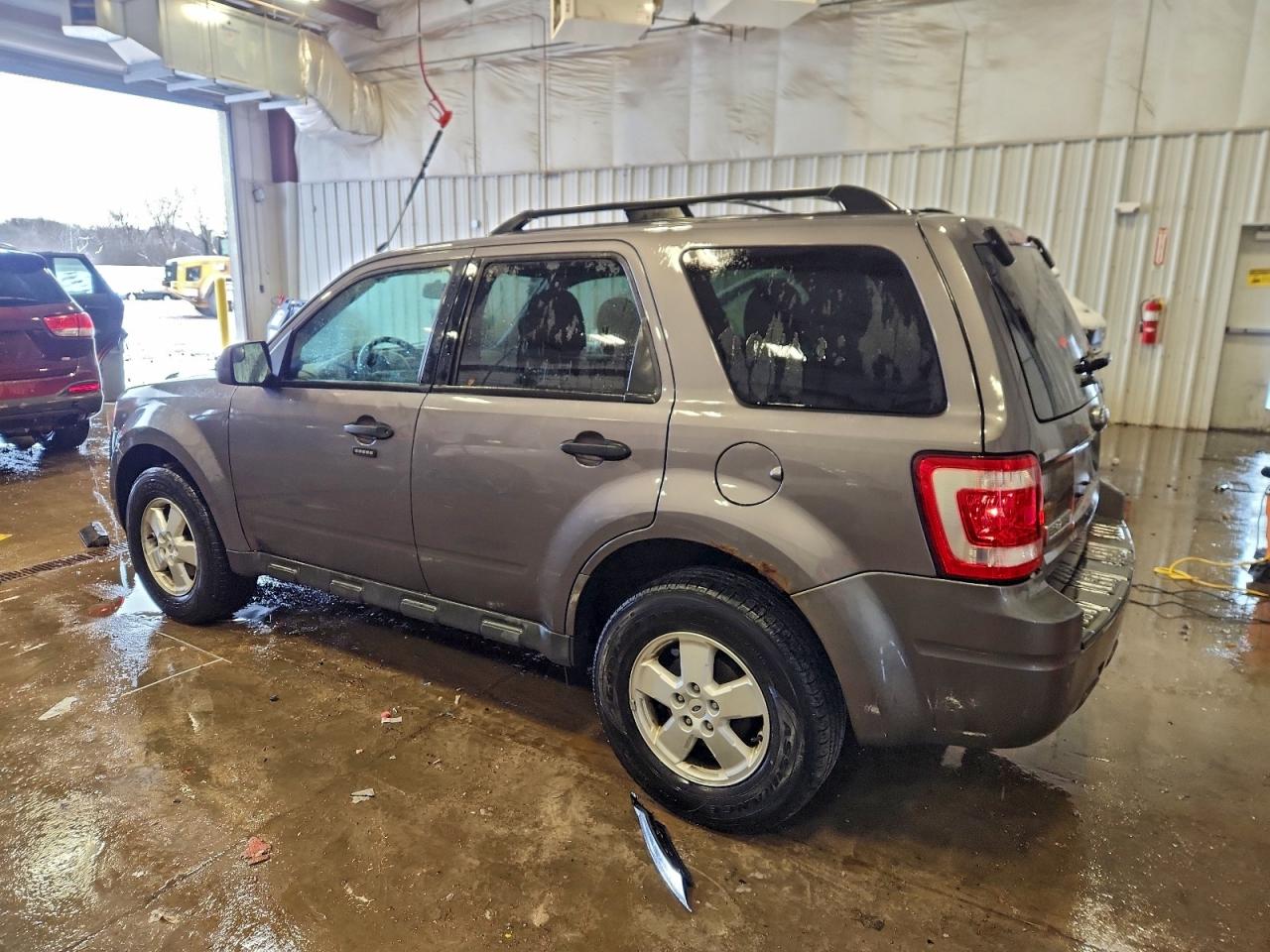 2011 FORD ESCAPE XLT photo 2